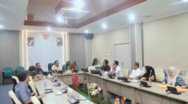 Sekretaris Komisi I DPRD Batam, Anwar Anas, bersama anggota Hendrik menyambut rombongan DPRD Kampar pada Selasa (31/3/2026). Foto:Dok. Sekwan