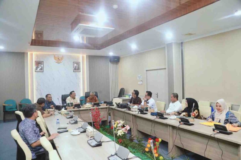 Sekretaris Komisi I DPRD Batam, Anwar Anas, bersama anggota Hendrik menyambut rombongan DPRD Kampar pada Selasa (31/3/2026). Foto:Dok. Sekwan