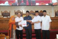 Wali Kota Batam Amsakar dan Ketua DPRD serta Wakil Ketua DPRD Batam. Foto. (dok. Sekwan) 