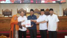 Wali Kota Batam Amsakar dan Ketua DPRD serta Wakil Ketua DPRD Batam. Foto. (dok. Sekwan) 