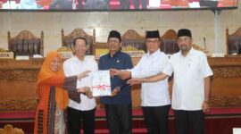 Wali Kota Batam Amsakar dan Ketua DPRD serta Wakil Ketua DPRD Batam. Foto. (dok. Sekwan) 