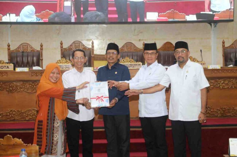 Wali Kota Batam Amsakar dan Ketua DPRD serta Wakil Ketua DPRD Batam. Foto. (dok. Sekwan) 