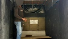 Terduga pelaku saat menunjukkan ratusan handphone diselundupkan menggunakan mobil truk, disita Bea Cukai Batam. Foto:Istimewa