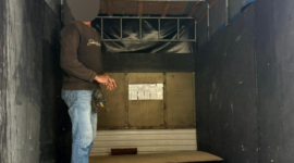 Terduga pelaku saat menunjukkan ratusan handphone diselundupkan menggunakan mobil truk, disita Bea Cukai Batam. Foto:Istimewa