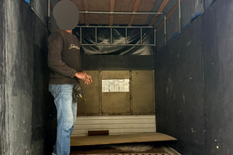 Terduga pelaku saat menunjukkan ratusan handphone diselundupkan menggunakan mobil truk, disita Bea Cukai Batam. Foto:Istimewa