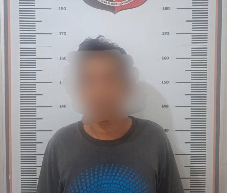 Terduga pelaku saat diamankan Polsek Sagulung. Foto:Ist