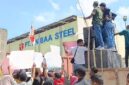 Ratusan warga Tanjunguncang saat unjukrasa di depan PT Yin Baa Steel, kawasan industri Sempurna Wahyu Metalindo, Rabu (1/4/2026). Matapedia6.com/Istimewa 