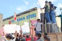 Ratusan warga Tanjunguncang saat unjukrasa di depan PT Yin Baa Steel, kawasan industri Sempurna Wahyu Metalindo, Rabu (1/4/2026). Matapedia6.com/Istimewa 