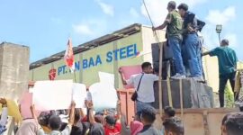 Ratusan warga Tanjunguncang saat unjukrasa di depan PT Yin Baa Steel, kawasan industri Sempurna Wahyu Metalindo, Rabu (1/4/2026). Matapedia6.com/Istimewa 