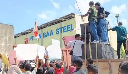 Ratusan warga Tanjunguncang saat unjukrasa di depan PT Yin Baa Steel, kawasan industri Sempurna Wahyu Metalindo, Rabu (1/4/2026). Matapedia6.com/Istimewa