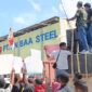 Ratusan warga Tanjunguncang saat unjukrasa di depan PT Yin Baa Steel, kawasan industri Sempurna Wahyu Metalindo, Rabu (1/4/2026). Matapedia6.com/Istimewa 