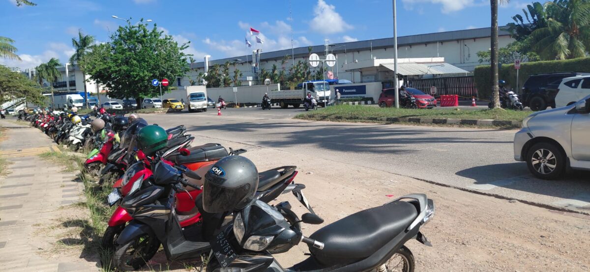 Sepeda motor milik karyawan yang diparkir di bahu jalan di depan PT Panasonic Batam Centre, Kota Batam Provinsi Kepri, Rabu (1/4/2026). Matapedia6.com/Luci