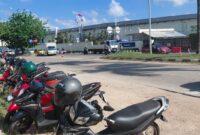 Sepeda motor milik karyawan yang diparkir di bahu jalan di depan PT Panasonic Batam Centre, Kota Batam Provinsi Kepri, Rabu (1/4/2026). Matapedia6.com/Luci