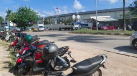 Sepeda motor milik karyawan yang diparkir di bahu jalan di depan PT Panasonic Batam Centre, Kota Batam Provinsi Kepri, Rabu (1/4/2026). Matapedia6.com/Luci