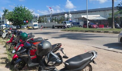 Sepeda motor milik karyawan yang diparkir di bahu jalan di depan PT Panasonic Batam Centre, Kota Batam Provinsi Kepri, Rabu (1/4/2026). Matapedia6.com/Luci