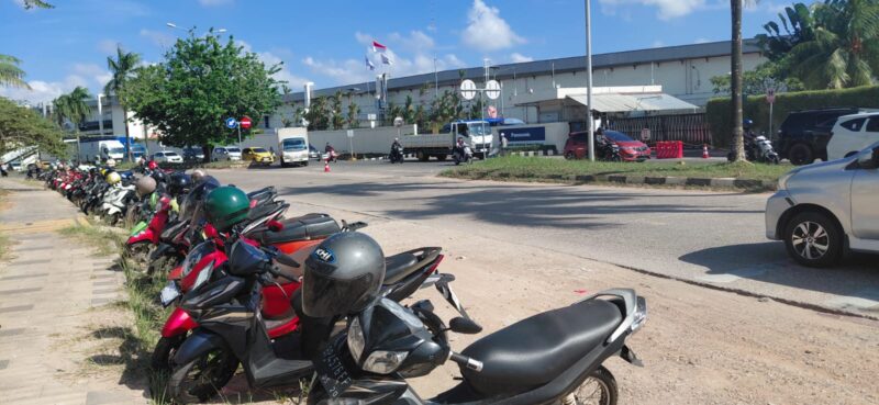Sepeda motor milik karyawan yang diparkir di bahu jalan di depan PT Panasonic Batam Centre, Kota Batam Provinsi Kepri, Rabu (1/4/2026). Matapedia6.com/Luci