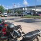 Sepeda motor milik karyawan yang diparkir di bahu jalan di depan PT Panasonic Batam Centre, Kota Batam Provinsi Kepri, Rabu (1/4/2026). Matapedia6.com/Luci