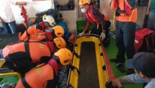 Tim SAR evakuasi Penumpang KMP Sembilang Kritis pada Minggu (5/4/2026). Foto:Istimewa