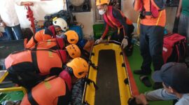 Tim SAR evakuasi Penumpang KMP Sembilang Kritis pada Minggu (5/4/2026). Foto:Istimewa