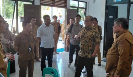 Tim dari KPK saat melakukan peninjauan salah satu proyek strategis pemko Batam tahun anggaran 2025 lalu yakni Shelter Dinsos Batam di Sekupang, Senin (6/4/2026). Matapedia6.com/Luci