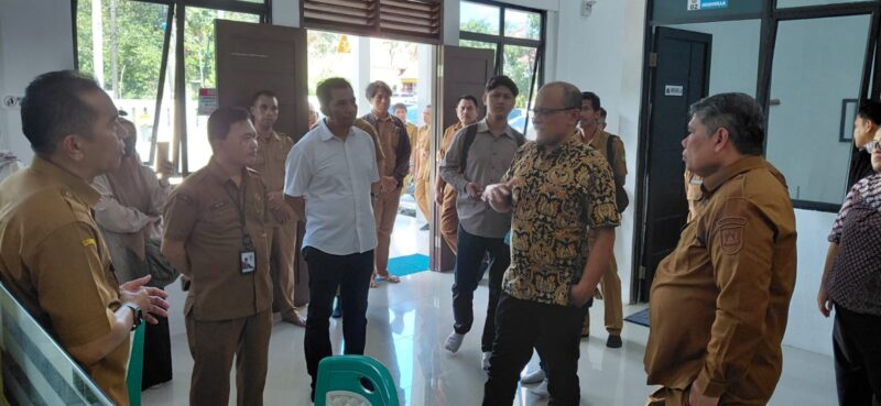 Tim dari KPK saat melakukan peninjauan salah satu proyek strategis pemko Batam tahun anggaran 2025 lalu yakni Shelter Dinsos Batam di Sekupang, Senin (6/4/2026). Matapedia6.com/Luci