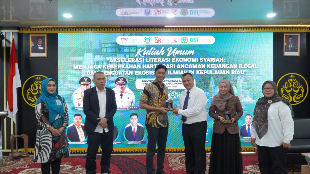 Kepala OJK Kepri Sinar Danandjaya  saat kuliah umum bertajuk 'Akselerasi Literasi Ekonomi Syariah' di Universitas Maritim Raja Ali Haji (UMRAH), Tanjungpinang, Senin (6/4/2026). Foto:Ist