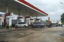 Antrean mobil di satu SPBU wilayah Lingga, Provinsi Kepulauan Riau beberapa hari lalu. Foto:Ist