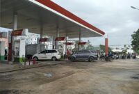 Antrean mobil di satu SPBU wilayah Lingga, Provinsi Kepulauan Riau beberapa hari lalu. Foto:Ist
