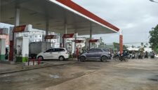 Antrean mobil di satu SPBU wilayah Lingga, Provinsi Kepulauan Riau beberapa hari lalu. Foto:Ist