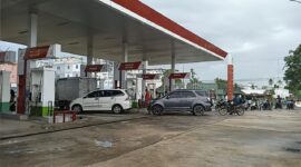 Antrean mobil di satu SPBU wilayah Lingga, Provinsi Kepulauan Riau beberapa hari lalu. Foto:Ist