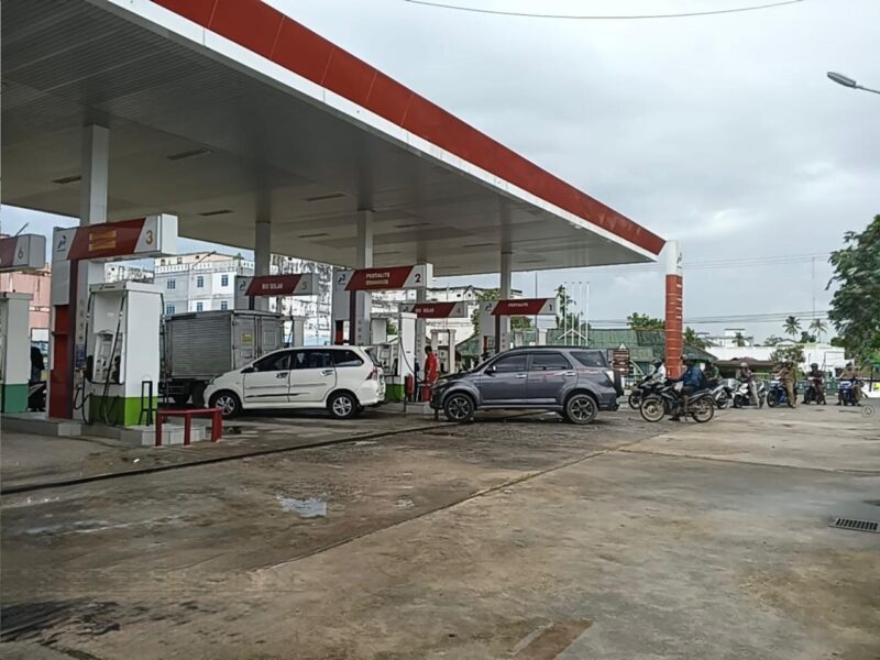 Antrean mobil di satu SPBU wilayah Lingga, Provinsi Kepulauan Riau beberapa hari lalu. Foto:Ist