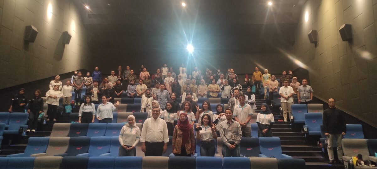 Pejabat Rumah sakit Awal Bros Group Batam saat mengikuti nonton bareng bersama provider Alkes dalam rangka halal bihalal di grand mall Batam, Kamis (9/4/2026). Matapedia6.com/Luci