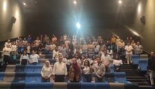 Pejabat Rumah sakit Awal Bros Group Batam saat mengikuti nonton bareng bersama provider Alkes dalam rangka halal bihalal di grand mall Batam, Kamis (9/4/2026). Matapedia6.com/Luci