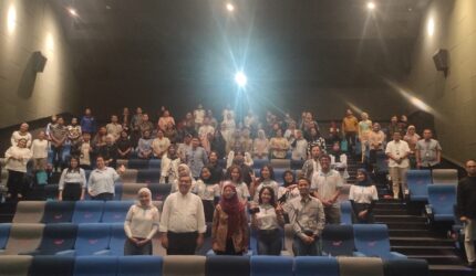 Pejabat Rumah sakit Awal Bros Group Batam saat mengikuti nonton bareng bersama provider Alkes dalam rangka halal bihalal di grand mall Batam, Kamis (9/4/2026). Matapedia6.com/Luci