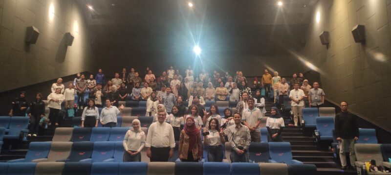 Pejabat Rumah sakit Awal Bros Group Batam saat mengikuti nonton bareng bersama provider Alkes dalam rangka halal bihalal di grand mall Batam, Kamis (9/4/2026). Matapedia6.com/Luci