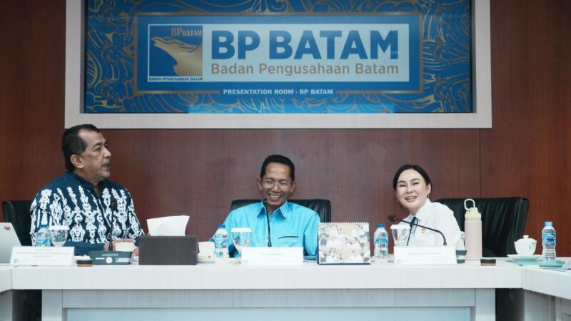 Kepala BP Batam Amsakar Achmad dan Wakil Kepala BP Batam Li Claudia serta KPK dalam pertemuan pada Rabu (8/4/2026). Foto:Istimewa