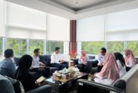 Kepala OJK Kepri, Sinar Danandjaya, bersama Kepala Perwakilan BKKBN Kepri, Rohina, di Batam, Rabu (8/4/2026). Foto:Istimewa