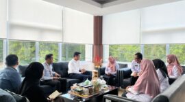 Kepala OJK Kepri, Sinar Danandjaya, bersama Kepala Perwakilan BKKBN Kepri, Rohina, di Batam, Rabu (8/4/2026). Foto:Istimewa
