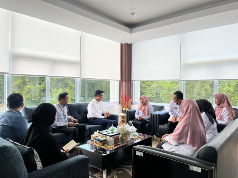 Kepala OJK Kepri, Sinar Danandjaya, bersama Kepala Perwakilan BKKBN Kepri, Rohina, di Batam, Rabu (8/4/2026). Foto:Istimewa