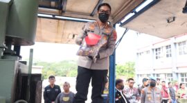 Kabid Humas Polda Kepri Kombes Pol Dr. Nona Pricillia Ohei saat memusnahkan barang bukti narkotika pada Jumat (10/4/2026). Foto:Humas Polda Kepri
