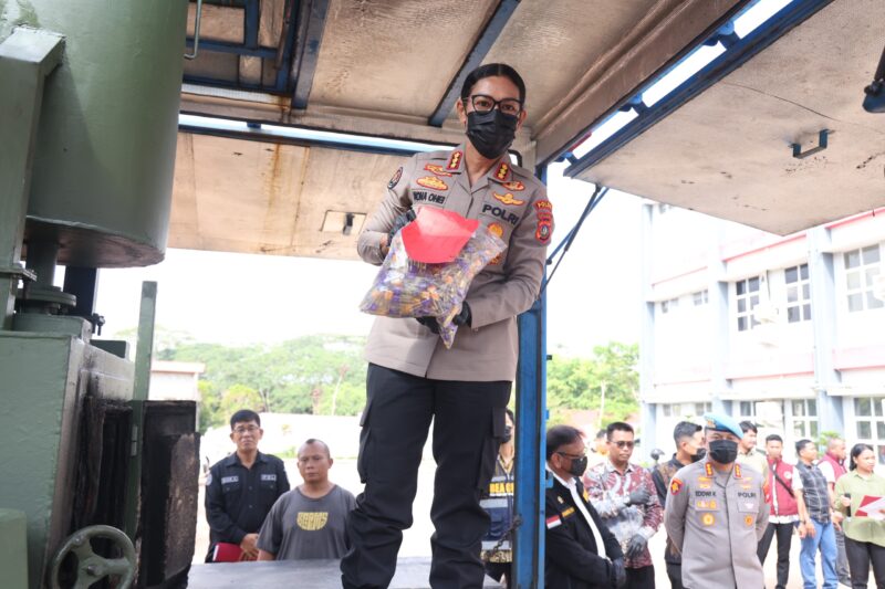 Kabid Humas Polda Kepri Kombes Pol Dr. Nona Pricillia Ohei saat memusnahkan barang bukti narkotika pada Jumat (10/4/2026). Foto:Humas Polda Kepri