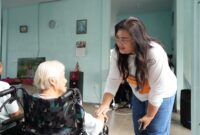 Anggota/Deputi Bidang Pelayanan Umum BP Batam, Ariastuty Sirait bersama lansia beberapa hari lalu. Foto:Humas BP Batam
