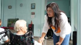 Anggota/Deputi Bidang Pelayanan Umum BP Batam, Ariastuty Sirait bersama lansia beberapa hari lalu. Foto:Humas BP Batam