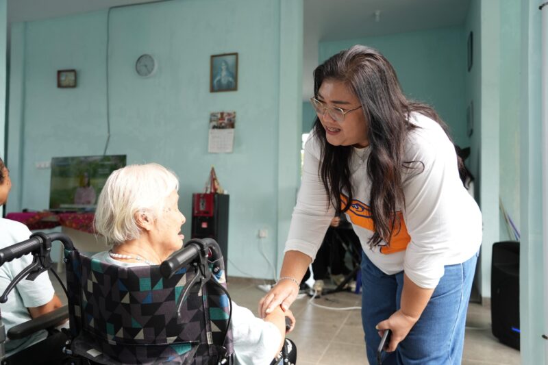 Anggota/Deputi Bidang Pelayanan Umum BP Batam, Ariastuty Sirait bersama lansia beberapa hari lalu. Foto:Humas BP Batam