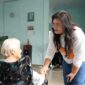 Anggota/Deputi Bidang Pelayanan Umum BP Batam, Ariastuty Sirait bersama lansia beberapa hari lalu. Foto:Humas BP Batam