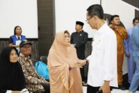 Wali Kota Batam Amsakar Achmad saat bersalaman dengan seorang lansia usai kegiatan silaturahmi bersama kader Posyandu di Golden Prawan, Bengkong Kota Batam, Senin (13/4/2026). Matapedia6.com/Diskominfo