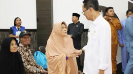 Wali Kota Batam Amsakar Achmad saat bersalaman dengan seorang lansia usai kegiatan silaturahmi bersama kader Posyandu di Golden Prawan, Bengkong Kota Batam, Senin (13/4/2026). Matapedia6.com/Diskominfo