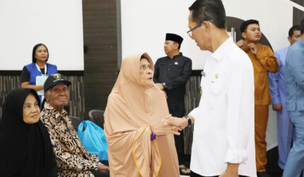 Wali Kota Batam Amsakar Achmad saat bersalaman dengan seorang lansia usai kegiatan silaturahmi bersama kader Posyandu di Golden Prawan, Bengkong Kota Batam, Senin (13/4/2026). Matapedia6.com/Diskominfo