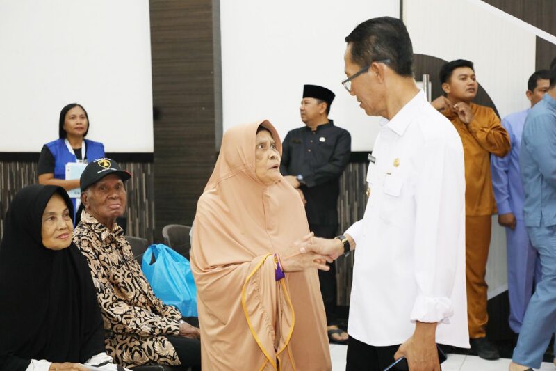 Wali Kota Batam Amsakar Achmad saat bersalaman dengan seorang lansia usai kegiatan silaturahmi bersama kader Posyandu di Golden Prawan, Bengkong Kota Batam, Senin (13/4/2026). Matapedia6.com/Diskominfo