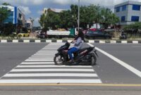 Rambu keselamatan penyeberangan di jalan Laksamana Bintan yang dipasang oleh Dinas Perhubungan, di SDN 001, Selasa (14/4/2026). Matapedia6.com/Luci